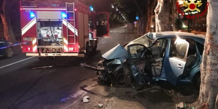 Un’auto è finita contro un albero la notte scorsa in viale Trieste, a Cagliari, il conducente è ricoverato in codice rosso