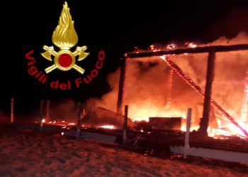 Trinità d’Agultu: incendio di un chiosco a Marinedda, sul posto i vigili del fuoco