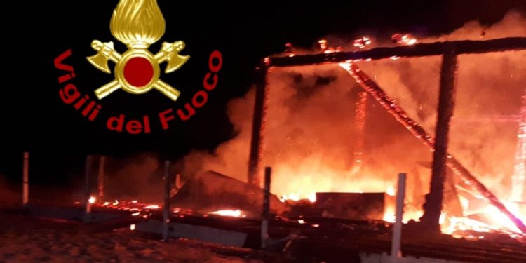 Trinità d’Agultu: incendio di un chiosco a Marinedda, sul posto i vigili del fuoco