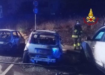 Pirri: a fuoco quattro automobili, sul posto i vigili del fuoco