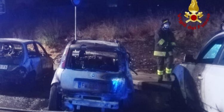 Pirri: a fuoco quattro automobili, sul posto i vigili del fuoco