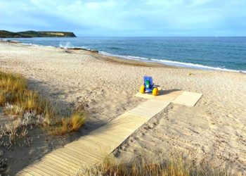 Cabras: posizionate la passerella e la sedia job nel litorale di San Giovanni di Sinis