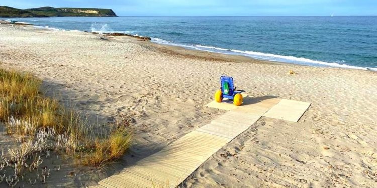 Cabras: posizionate la passerella e la sedia job nel litorale di San Giovanni di Sinis
