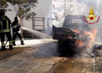 In fiamme un autocarro all’interno del cimitero di Decimomannu