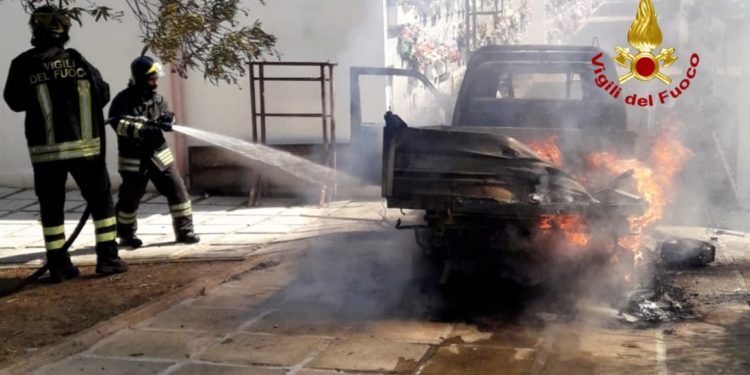In fiamme un autocarro all’interno del cimitero di Decimomannu