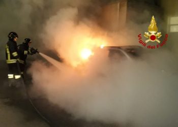Incendio di un’auto nel centro abitato di Sestu. I vigili del fuoco spengono il rogo evitando la propagazione delle fiamme
