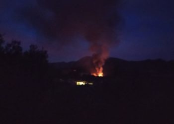 Alcuni abitanti di Is Perdas denunciano: «Ogni sera a Caput Acquas vengono accesi fuochi dove viene bruciato di tutto, si intervenga per porre fine a questo problema»