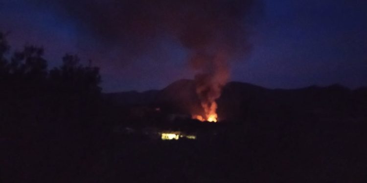 Alcuni abitanti di Is Perdas denunciano: «Ogni sera a Caput Acquas vengono accesi fuochi dove viene bruciato di tutto, si intervenga per porre fine a questo problema»