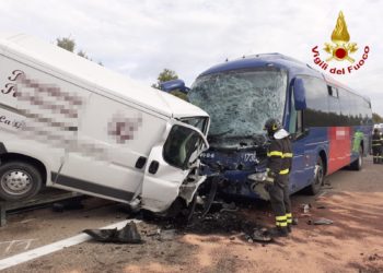 Scontro frontale fra un furgone ed un autobus dell’ARST che trasportava studenti stamane sulla SS 125, diversi feriti