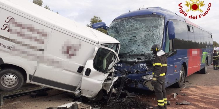 Scontro frontale fra un furgone ed un autobus dell’ARST che trasportava studenti stamane sulla SS 125, diversi feriti