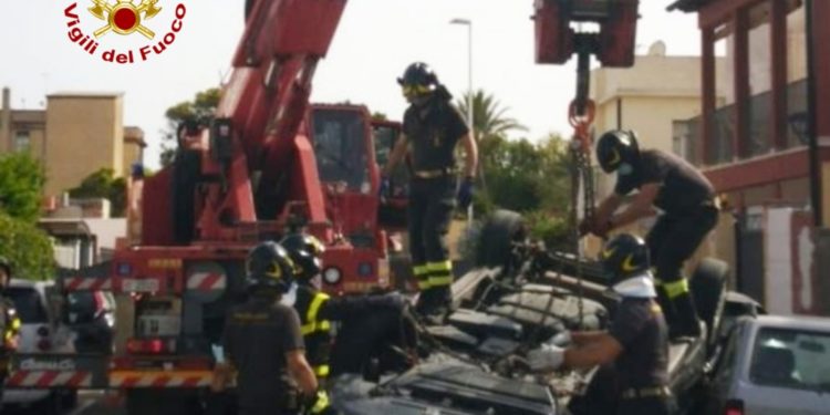 Un incidente stradale verificatosi al Poetto di Cagliari ha coinvolto tre auto, i vigili del fuoco sono intervenuti con un’autogru
