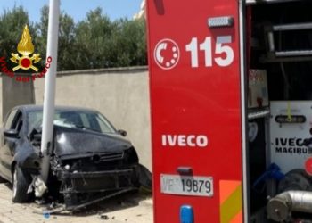 Auto contro un palo dell’illuminazione pubblica in via Mercalli, a Cagliari, un uomo e una donna ricoverati in ospedale non sono in pericolo di vita