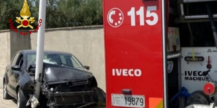 Auto contro un palo dell’illuminazione pubblica in via Mercalli, a Cagliari, un uomo e una donna ricoverati in ospedale non sono in pericolo di vita