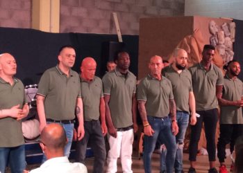 I detenuti di Uta emozionano il pubblico del carcere con il loro “Arcipelaghi”