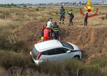 Cagliari: fa manovra e finisce in un dirupo, i vigili del fuoco salvano un 81enne