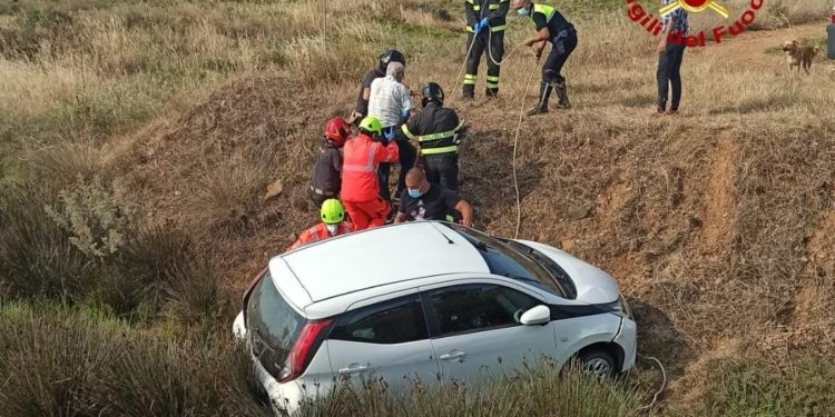 Cagliari: fa manovra e finisce in un dirupo, i vigili del fuoco salvano un 81enne