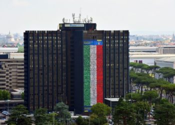 Poste Italiane: un tricolore di 60 metri con le foto di migliaia di dipendenti per tifare gli Azzurri