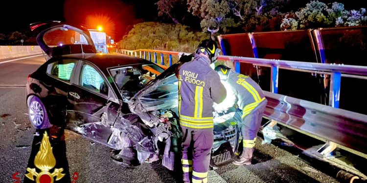 Incidente stradale al bivio di Monti, sul posto i vigili del fuoco