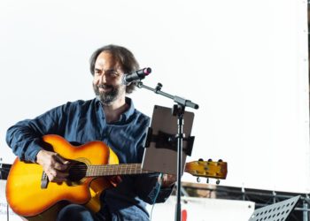 Un omaggio a Dante, tra cinema e musica, con Neri Marcorè. Martedì 15 giugno inizia il Festival del cinema di Tavolara