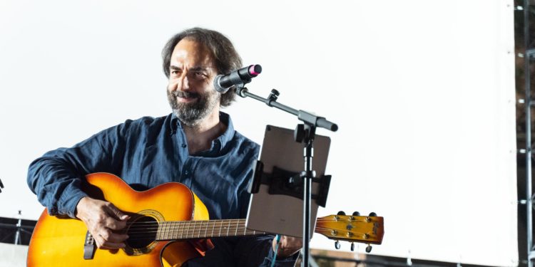 Un omaggio a Dante, tra cinema e musica, con Neri Marcorè. Martedì 15 giugno inizia il Festival del cinema di Tavolara