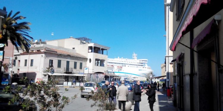 Porto Torres. Il sindaco Massimo Mulas: «Siamo passati dallo stare costretti a casa all’ammassarci nei locali»