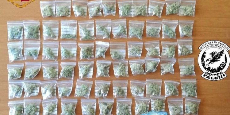 I Falchi della Polizia di Stato di Cagliari hanno arrestato tre soggetti per detenzione ai fini di spaccio di sostanze stupefacenti, coinvolta anche una minorenne