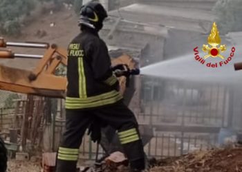 Alla periferia di Escalaplano, i vigili del fuoco hanno evitato la propagazione delle fiamme ad alcuni mezzi agricoli e alla vegetazione circostante