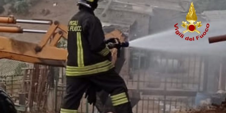 Alla periferia di Escalaplano, i vigili del fuoco hanno evitato la propagazione delle fiamme ad alcuni mezzi agricoli e alla vegetazione circostante