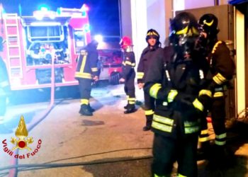 Incendio in un capannone di un’attività commerciale in piena notte in via Del Commercio, a Cagliari, sul posto i vigili del fuoco