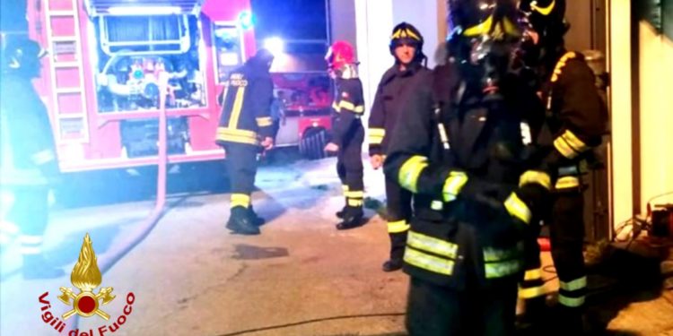 Incendio in un capannone di un’attività commerciale in piena notte in via Del Commercio, a Cagliari, sul posto i vigili del fuoco