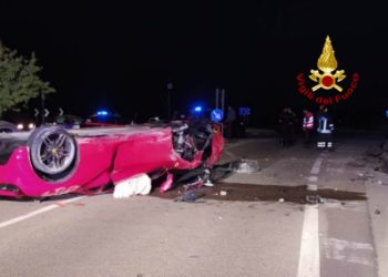 Serdiana: una Ferrari 488 GTB sbatte contro il muro di un’abitazione, feriti due ragazzi