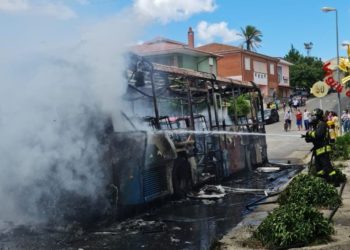 Incendio di un autobus di linea a Villanovafranca, nessuna persona coinvolta