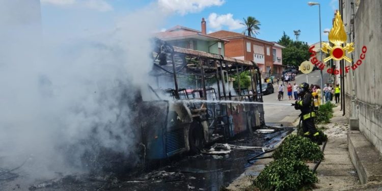 Incendio di un autobus di linea a Villanovafranca, nessuna persona coinvolta