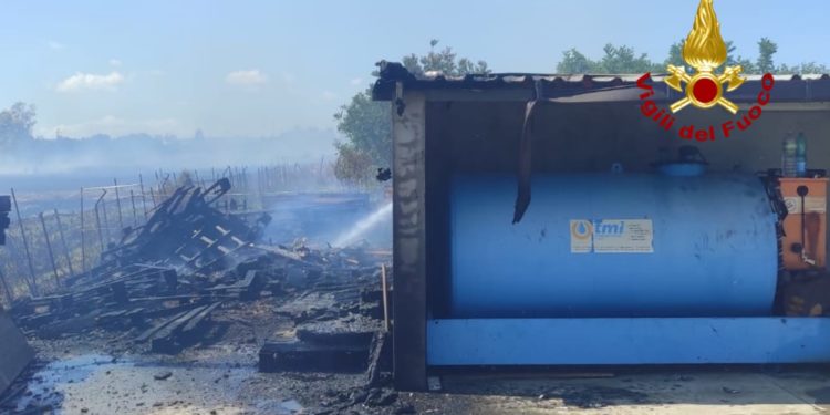 Incendio masserizie e vegetazione in località “Biemesu”, a Selargius, doppio determinante intervento dei vigili del fuoco