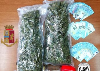 Ieri pomeriggio gli uomini della Squadra Mobile di Cagliari hanno arrestato un disoccupato 26enne di Cagliari, trovato in possesso di 1 kg di marijuana