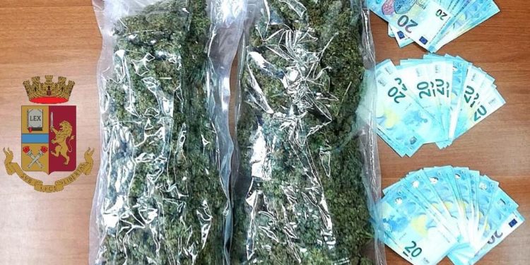 Ieri pomeriggio gli uomini della Squadra Mobile di Cagliari hanno arrestato un disoccupato 26enne di Cagliari, trovato in possesso di 1 kg di marijuana