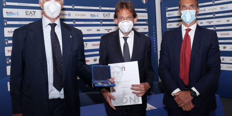 Il presidente del CONI regionale Bruno Perra è stato premiato con la Stella d’argento
