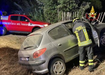 Putzu Idu: auto esce di strada sulla strada provinciale 10, soccorsa una persona