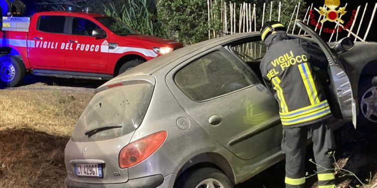 Putzu Idu: auto esce di strada sulla strada provinciale 10, soccorsa una persona