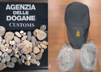 Sequestrati all’aeroporto di Cagliari 2,2 kg di sabbia, 512 ciottoli, 740 conchiglie e 1 roccia, sanzionati 11 turisti