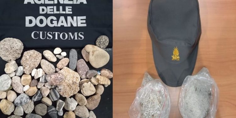 Sequestrati all’aeroporto di Cagliari 2,2 kg di sabbia, 512 ciottoli, 740 conchiglie e 1 roccia, sanzionati 11 turisti
