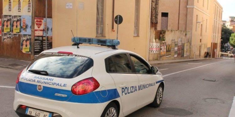 Sassari, bar trasformato in discoteca: blitz della Polizia locale