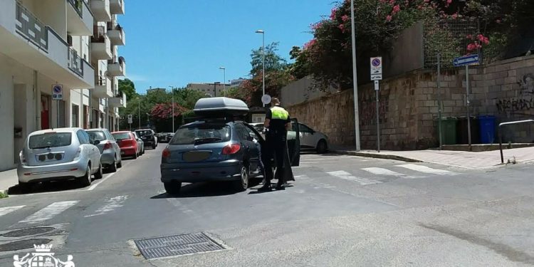 Cagliari: incidente stradale nel quartiere La Vega, investita una ventenne