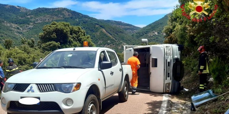 Gairo Taquisara: incidente stradale nella strada statale 198, una persona portata in ospedale