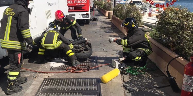 La Maddalena: incidente stradale in via Guglielmo Oberdan, sul posto i vigili del fuoco