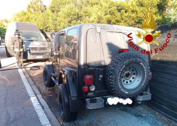 Abbiadori: a fuoco un’autovettura, sul posto i vigili del fuoco