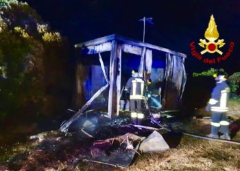 Murta Maria: a fuoco un prefabbricato, sul posto i vigili del fuoco