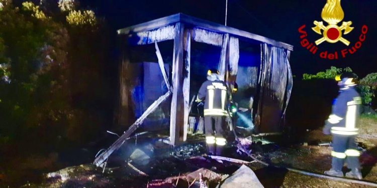 Murta Maria: a fuoco un prefabbricato, sul posto i vigili del fuoco