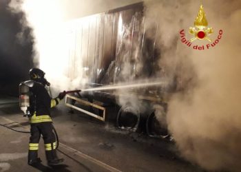 Bolotana: a fuoco un autocarro sulla Strada provinciale 33, intervengono i vigili del fuoco