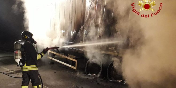 Bolotana: a fuoco un autocarro sulla Strada provinciale 33, intervengono i vigili del fuoco